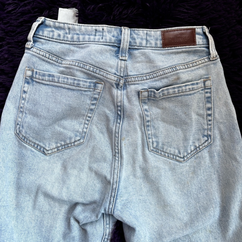 HOLLISTER HIGH RISE MOM JEAN 25
